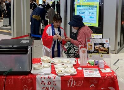 △ひろしまライスバーガーの試食販売を行う職員の内容を表示