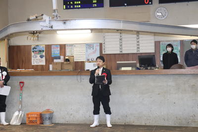 挨拶する小川課長の内容を表示