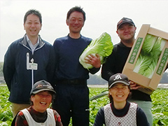 JA常総ひかり　八千代地区春白菜部会　北野 志喜男さんご家族とJA・JA全農いばらき職員