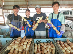 JA新ひたち野蓮根部会玉里支部 部会長 小松崎さんご家族と従業員
