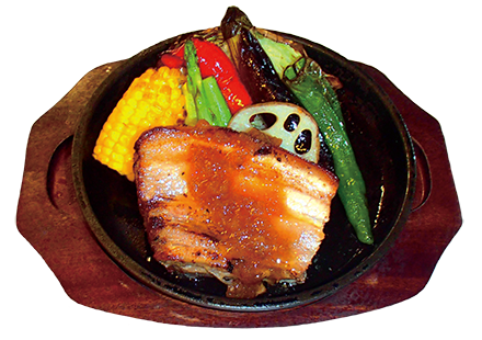 季節の野菜とローズポークのリブステーキ