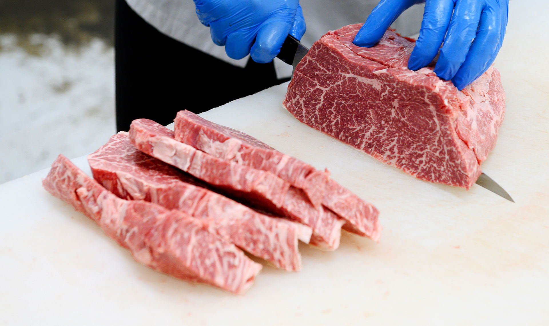 お肉の加工の様子