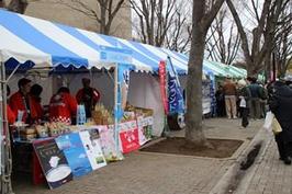 ケヤキ並木通りに沿ってずらりと全国の特産品を売るテントが並びましたの内容を表示