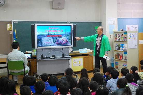 子供達にわかりやすく説明する和田組合長の内容を表示