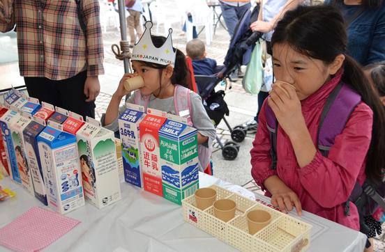 県内の牛乳工場で生産された牛乳を飲み比べる「牛乳ソムリエ」コーナーの内容を表示