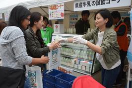 県産牛乳の試飲。昨今は珍しくなった「牛乳びん」が好評だったの内容を表示