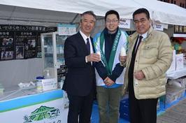 「いせはら地ミルク」を飲む浅羽副知事(左)と長嶋会長(右)の内容を表示