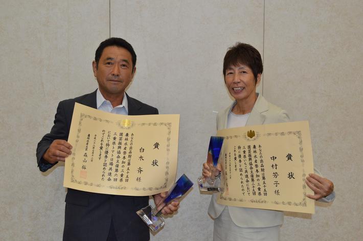 トマトの部大臣賞の白木斉さん（写真左）とイチゴの部同賞の中村芳子さんの内容を表示