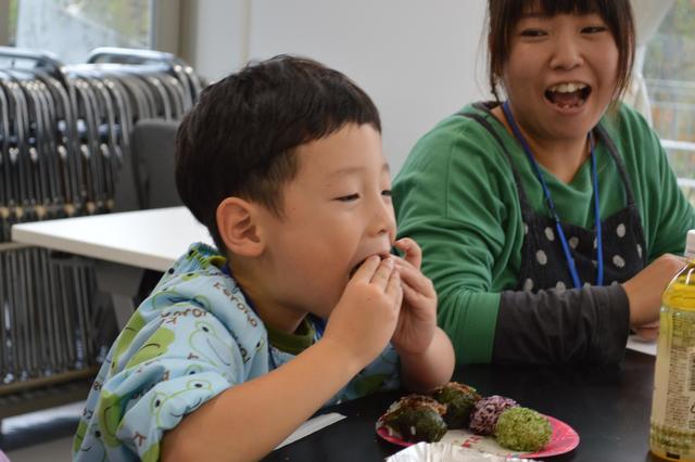 作ったおむすびをおいしそうに食べる様子の内容を表示