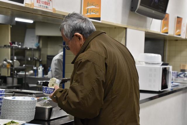 おむすびを買い求めるお客様(レストランみずほ)の内容を表示