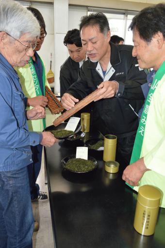 初市のようす(北勢茶センター)の内容を表示