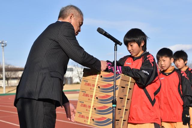 副賞の三重いちごを受け取る準優勝した朝日SSの内容を表示
