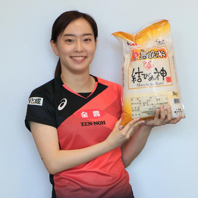 無洗米「結びの神」を手に笑顔の石川選手の内容を表示