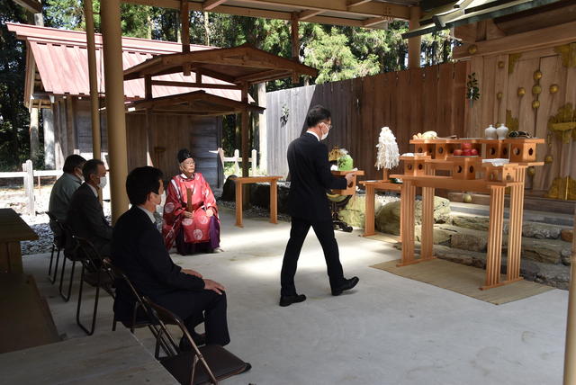 神事祈祷を行うJAおよび全農の役職員ら(南勢茶センター(川添神社・多気郡大台町))の内容を表示