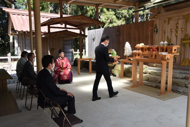 神事祈祷を行うＪＡおよび全農の役職員ら（南勢茶センター（川添神社・多気郡大台町））の内容を表示