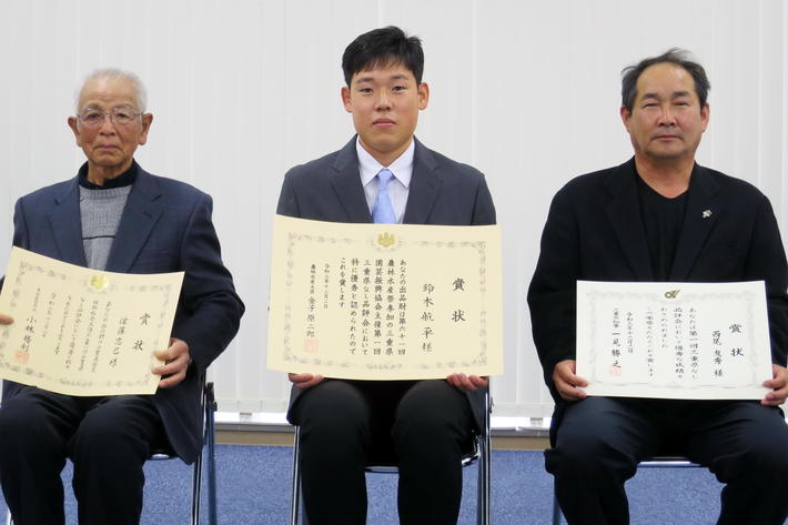 （写真左から）東海農政局長賞 佐藤さん、農林水産大臣賞 鈴木さん、県知事賞 西尾さんの内容を表示