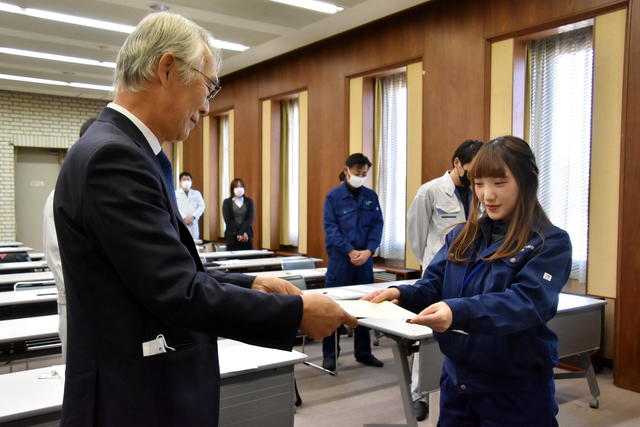 修了証書授与のようすの内容を表示