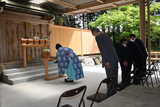 神事祈禱を行う職員ら（川添神社・多気郡大台町）の内容を表示