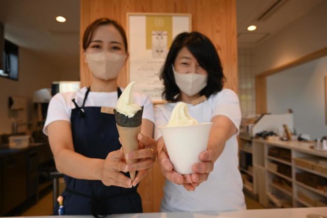 「『結びの神』お米のソフトクリーム（コーン）」と「『結びの神』ポン菓子ソフト」の内容を表示