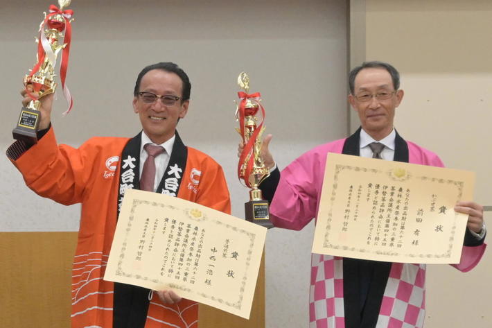 農林水産大臣賞を受賞した中西さん(左)と前田さんの内容を表示