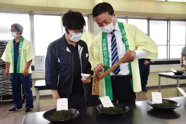 そろばんをはじいて商談をすすめるようす(北勢茶センター)の内容を表示
