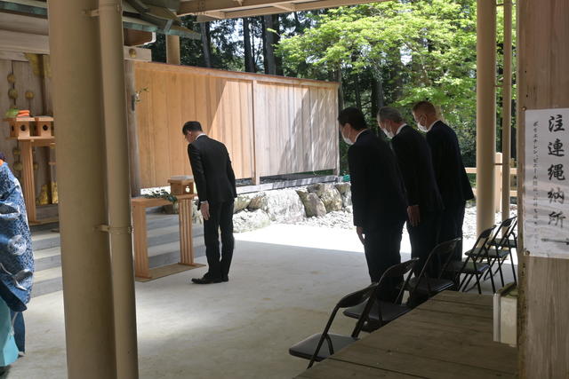 神事祈禱を行う職員ら（川添神社・多気郡大台町）の内容を表示