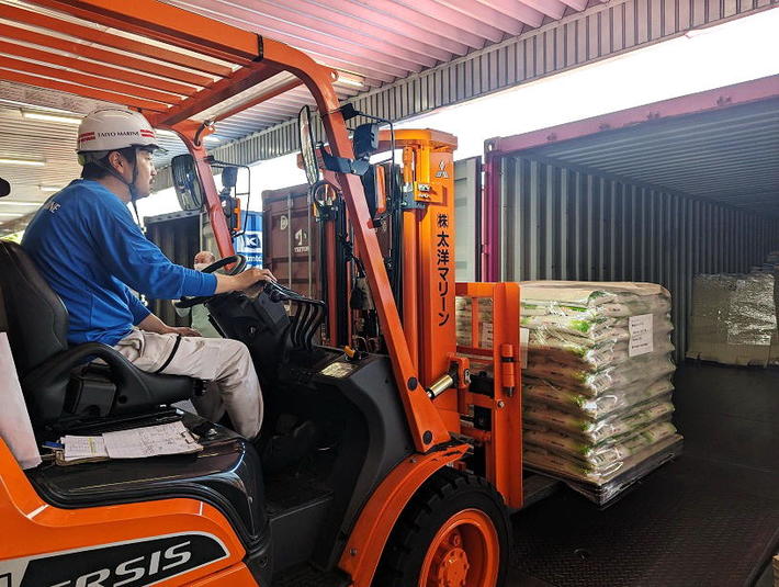 東京港でコンテナに積み荷される三重県産コシヒカリの内容を表示