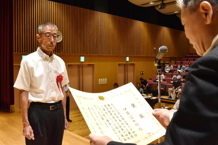 大臣賞の表彰を受ける伊藤さんの内容を表示