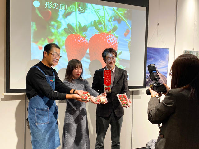 取材を受ける「うた乃」生産者（左）、関係者らの内容を表示
