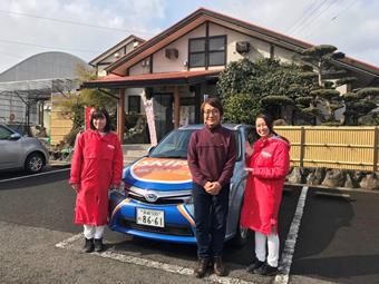 スキッピー車の前で記念撮影の焼肉あいかわ　木下さんの内容を表示