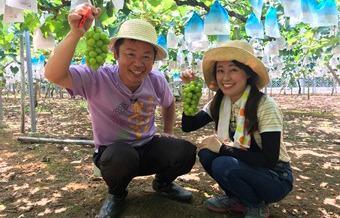 ぶどう生産者の山﨑さん（左）とリポーターの野口さんの内容を表示