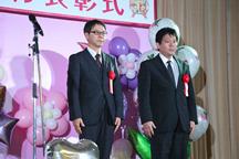 学校賞受賞の伊木力小 大久保校長(左)と純心中 玉城教頭(右)の内容を表示
