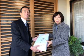 特等賞授与の様子(写真右:受賞された松本貴代子さん、写真左:JAながさき県央川棚支店 朝長支店長)の内容を表示