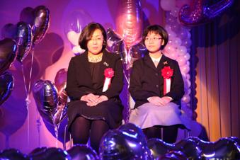 石本光歌子さん(右)と母・磨美さん(左)の内容を表示