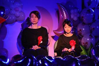上杉 伶那さん(右)と母・知恵さん(左)の内容を表示