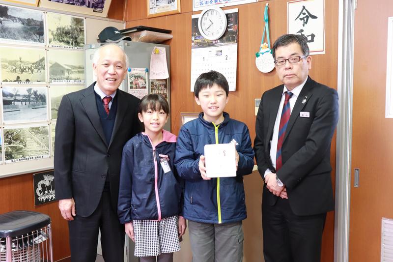 長崎市立滑石小学校の﨑康校長（左）と代表児童（中）の内容を表示