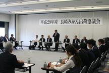 上写真：長崎県果樹研究会　田中会長挨拶　下写真：協議の様子の内容を表示