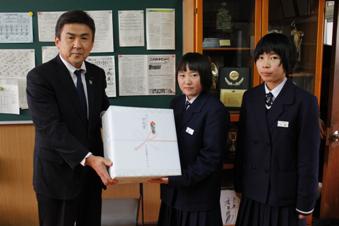 JA全農ながさき 中西副本部長より贈呈<br />三川内中学校 廣川京香さん(写真中央)、刀根あずささんの内容を表示