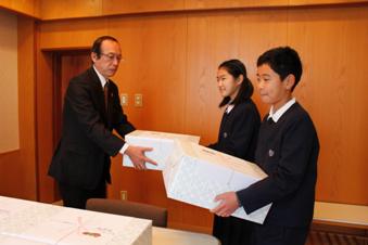 JA全農ながさき 廣瀬本部長より贈呈<br />南山小学校 樋口陽秋くん(写真右)山口羽衣さんの内容を表示