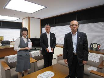 【表彰式の様子】(写真右から廣瀬本部長、農産部 川井田部長、肥料農薬課 臼井職員)の内容を表示