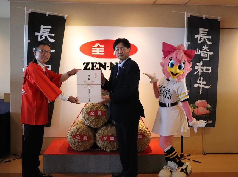 森山副本部長（左）と白川本部長の内容を表示