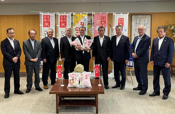 大石知事（中央）と県産米をＰＲした関係者の内容を表示