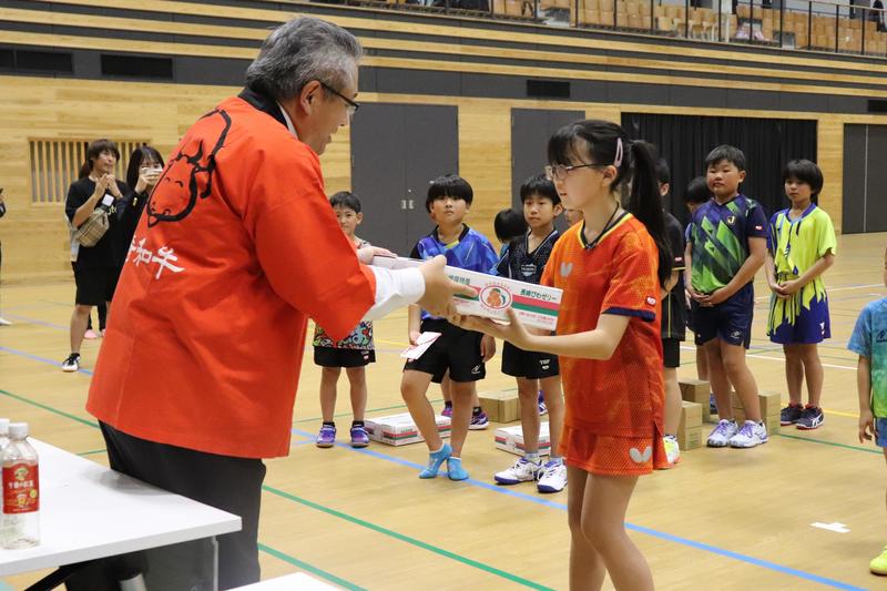 副賞贈呈の様子の内容を表示