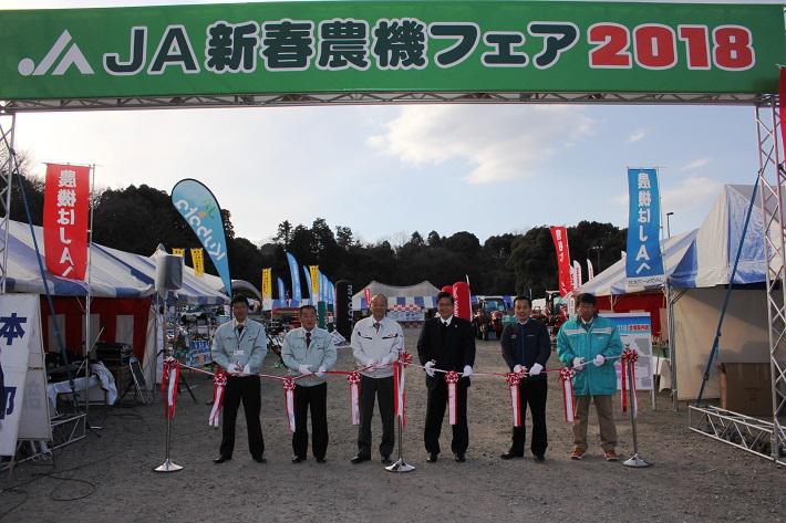 開場のテープカット!左から河野竜也農機技術指導員協議会会長、JAおおいた坂本茂則専務、JAおおいた力德昌史理事長、小川一男運営委員会会長、長野博文県本部長、メーカー代表杉本修二氏の内容を表示