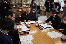 協定書に署名しました(右が長野博文県本部長)の内容を表示