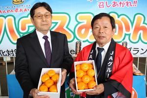 大分ハウスみかんをPRする木村房雄会長(㊨)とハウスみかん部会の宮原宣太郎部会長(㊧)の内容を表示