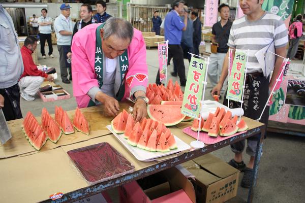 試食用に用意された「日田スイカ」の内容を表示