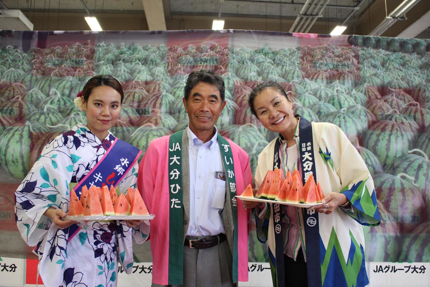 日田スイカをＰＲする中島哲男部会長㊥と山本華世さん㊨、水郷ひたキャンペーンレディ草野亜李砂さん㊧の内容を表示