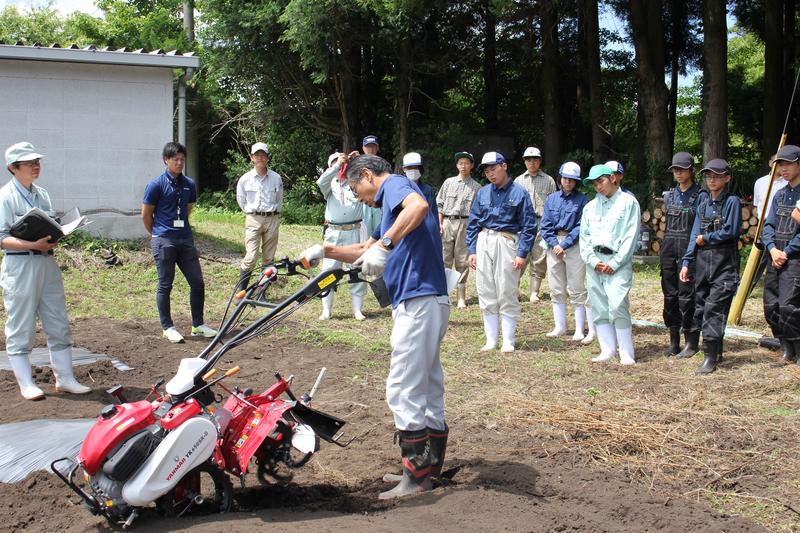 管理機の使用方法を教わる生徒たちの内容を表示