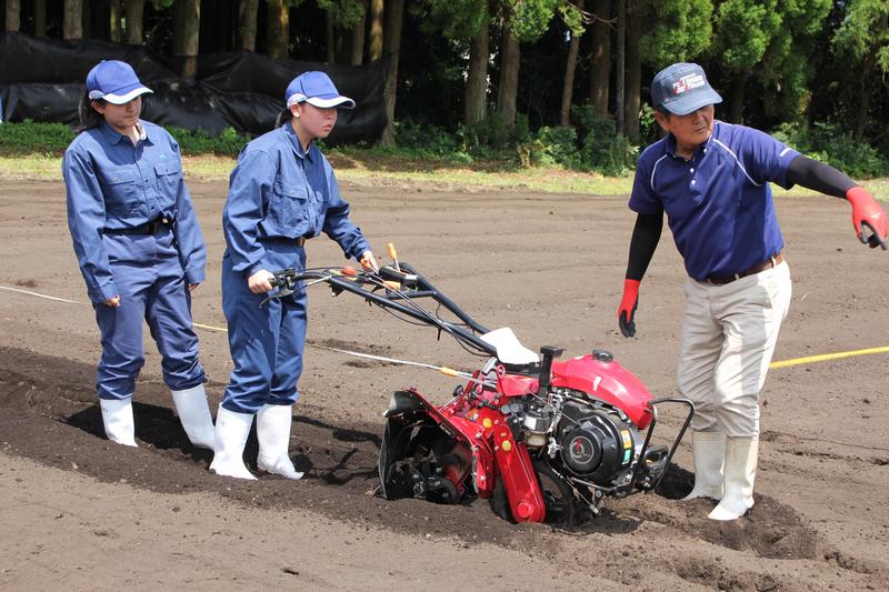 管理機を使って「畝立て」を体験する生徒①の内容を表示